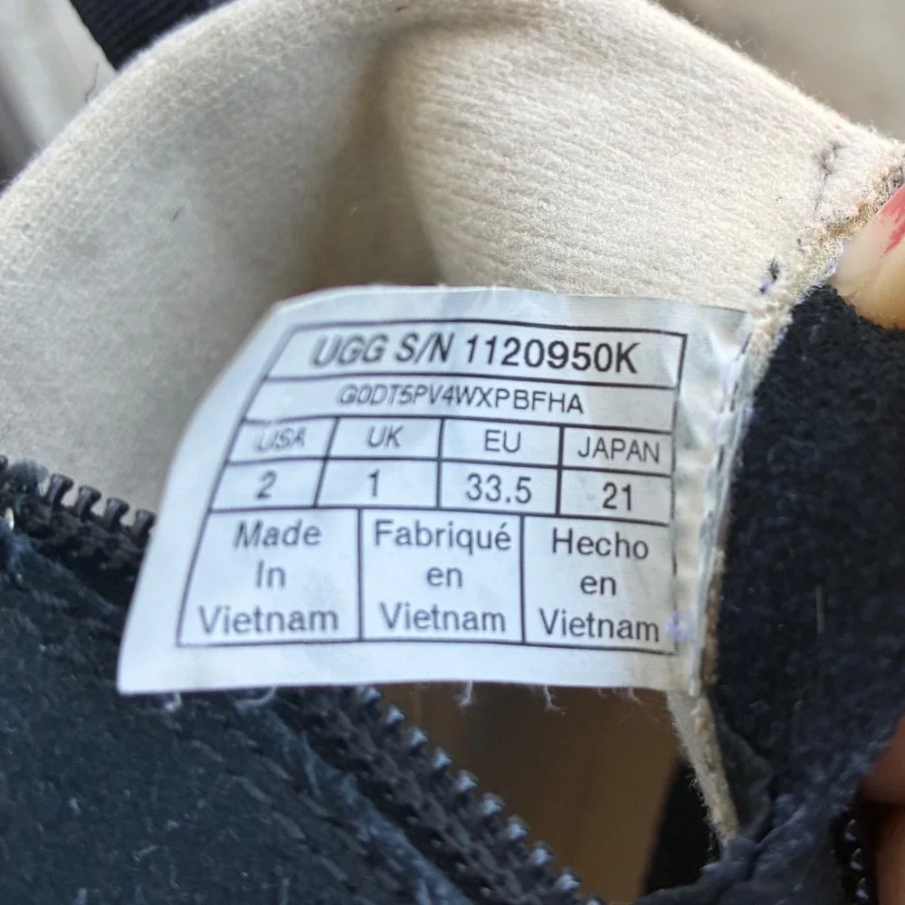 UGG Kids‎ Chelham weather  waterproof Boots Size 2 Black suade